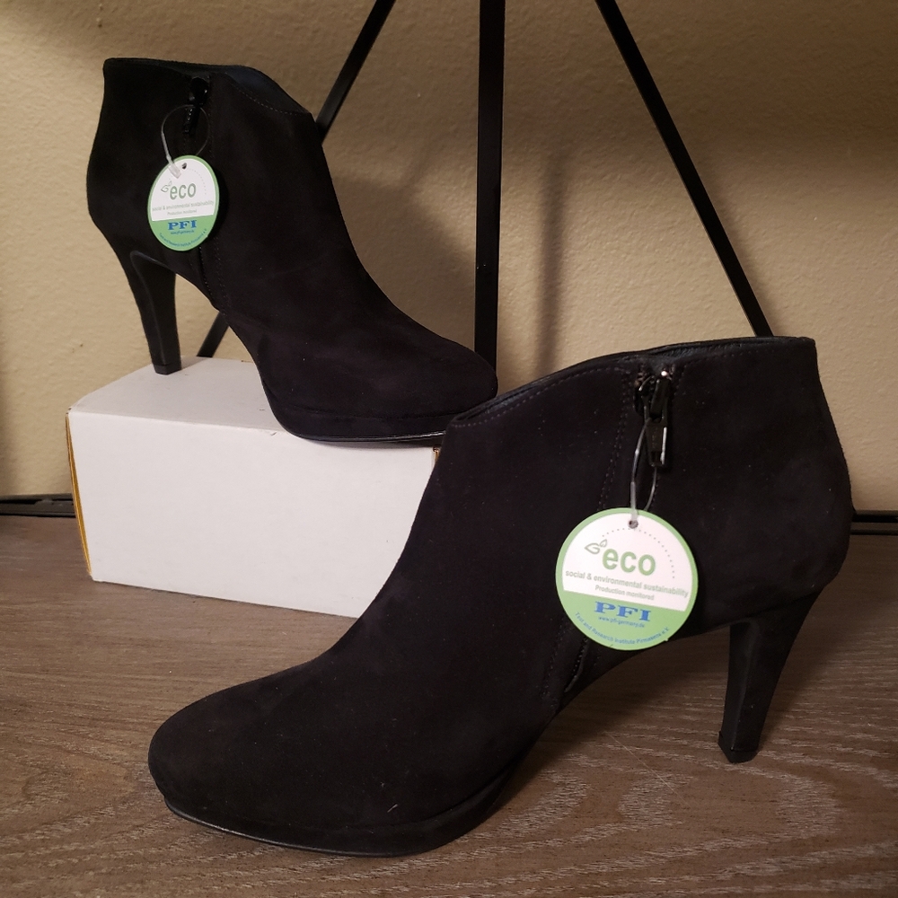 $449 Paul Green Suede Heeled Ankle Boot 6.5